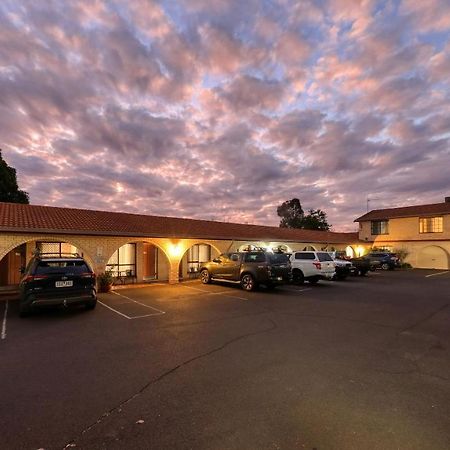 Forest Lodge Motor Inn & Restaurant 더보 외부 사진