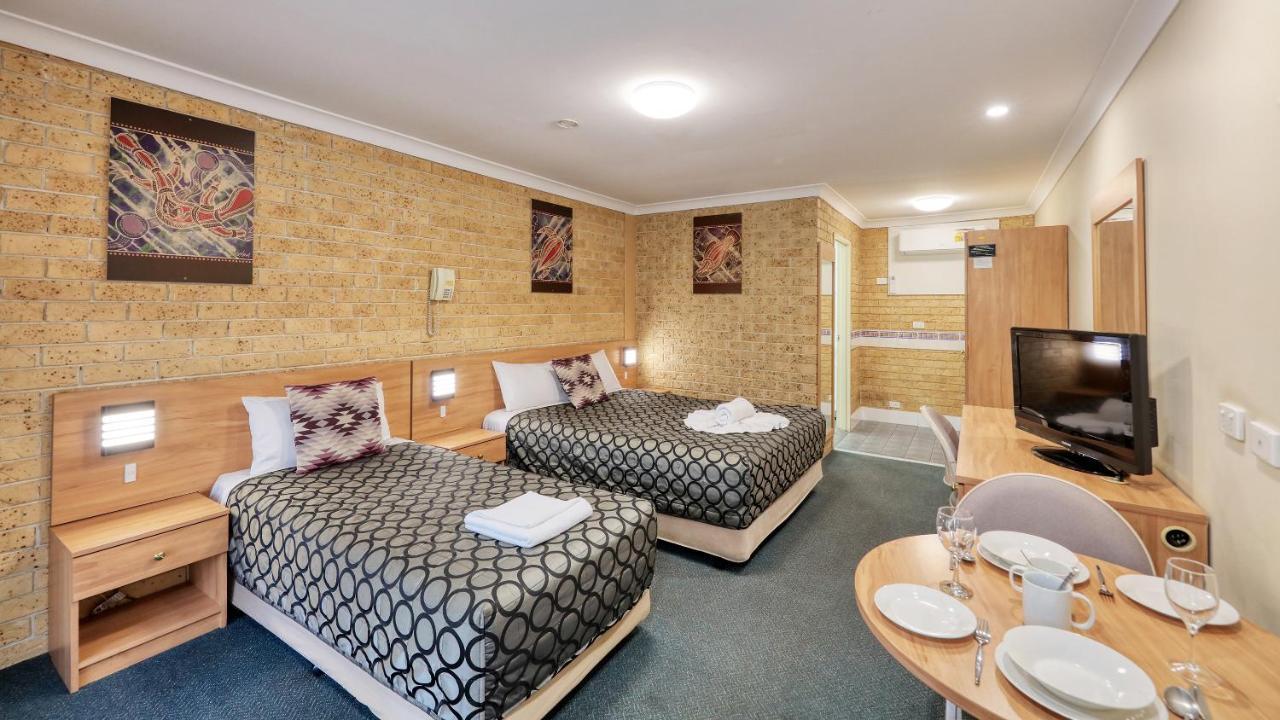 Forest Lodge Motor Inn & Restaurant 더보 외부 사진