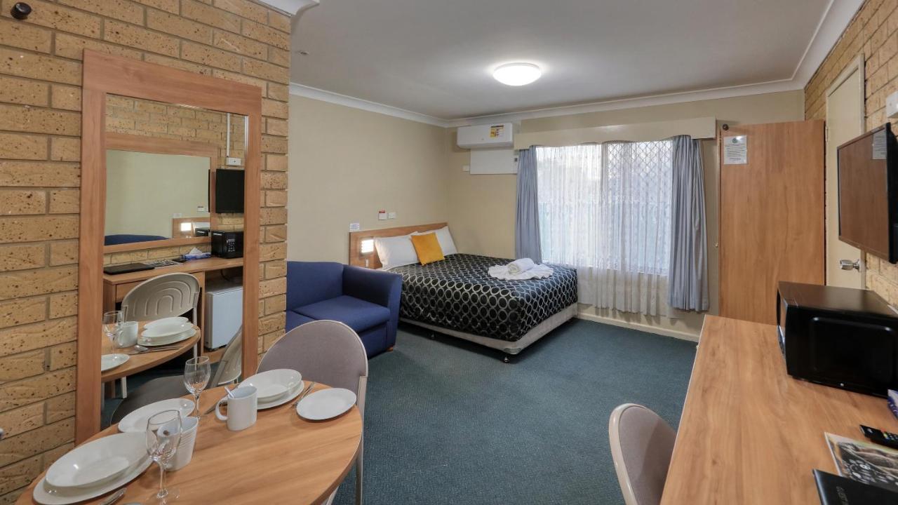 Forest Lodge Motor Inn & Restaurant 더보 외부 사진