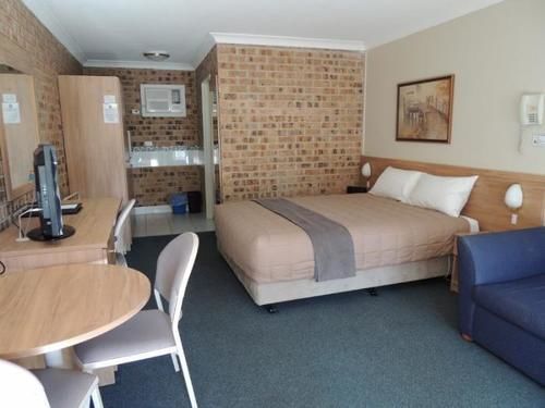 Forest Lodge Motor Inn & Restaurant 더보 외부 사진