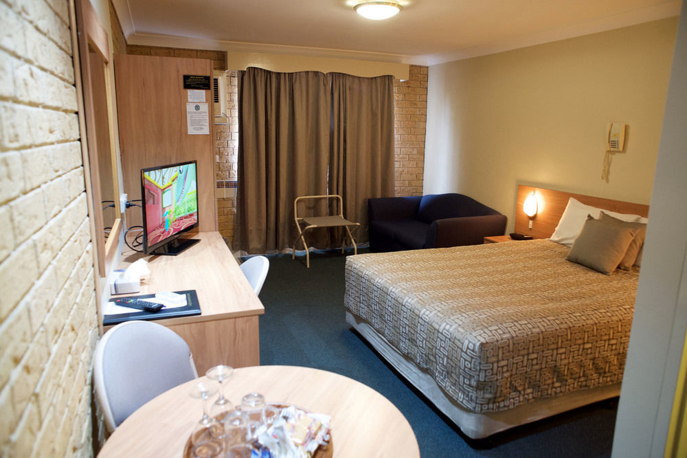 Forest Lodge Motor Inn & Restaurant 더보 외부 사진